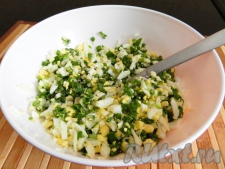 Яйца и лук мелко нарезать, посолить и поперчить по вкусу.