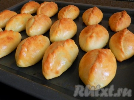 Выпекать пирожки из творожного теста в разогретой до 190 градусов духовке 20-25 минут.