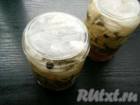 Баночки с салатом закрутить, перевернуть, укутать теплым одеялом.