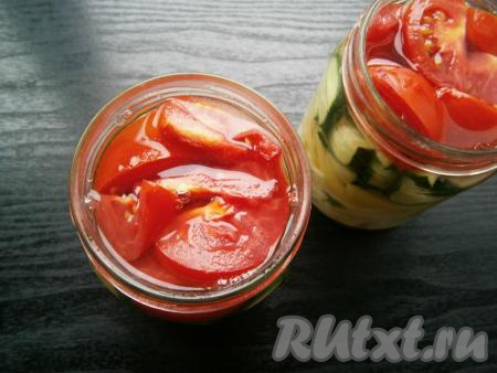 Залить салат кипящей водой доверху.