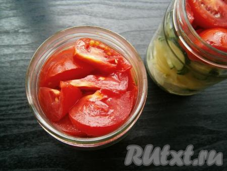 И последним слоем выложить нарезанные дольками помидоры.