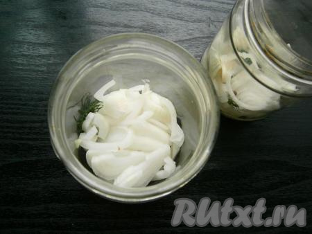 Выкладывать нарезанные овощи в банки слоями: первый слой - нарезанный полукольцами или четвертинами репчатый лук.