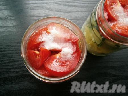 В каждую баночку, сверху, добавить по 2 чайные ложки уксуса, по 1 чайной ложечке соли, по 0,5 чайной ложки сахара и по 1 столовой ложке растительного масла.