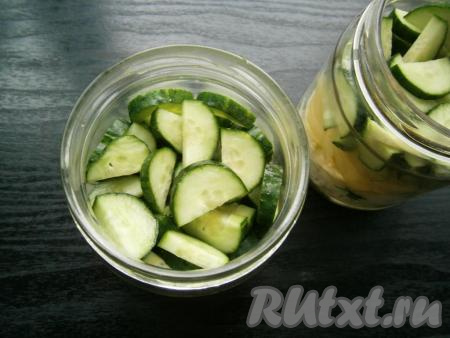 Далее - слой нарезанных полукружочками свежих огурцов.