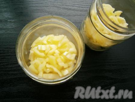 Следующий слой - нарезанный кусочками сладкий болгарский перец.