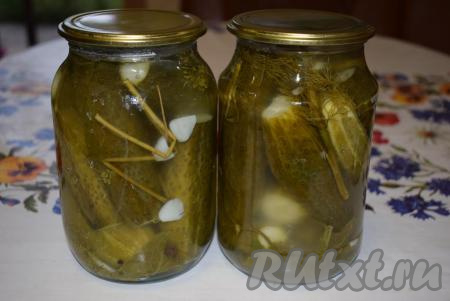 Банки с огурцами заливаем кипящей водой из чайника, прикрываем крышками и оставляем прогреться на 10 минут.