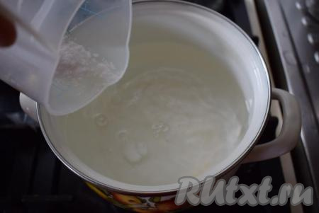 Теперь сварим рассол для наших огурцов, для этого вскипятим 1 литр воды, добавим 60 грамм соли и проварим, помешивая, до полного растворения кристалликов соли.