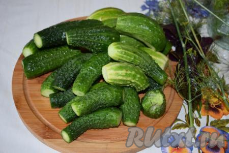 Огурцы промоем холодной водой. У каждого огурчика с двух сторон срежем кончики.