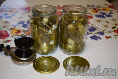 Сливаем залитый ранее кипяток&nbsp;из банок в раковину (он нам не понадобится).