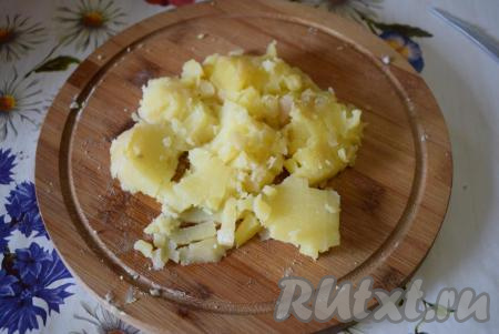 Картофель нарезать мелко.