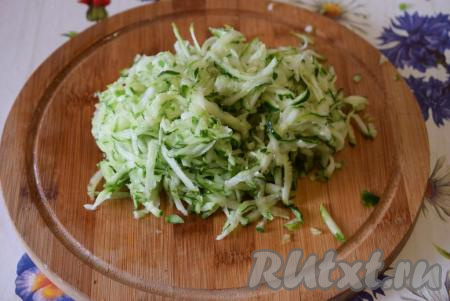 Огурцы натереть на крупной терке.