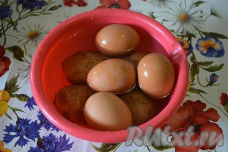 Отварить картофель в мундире до готовности. Яйца сварить вкрутую (в течение минут 10 с момента закипания).