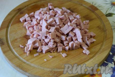 Колбасу нарезать на небольшие кубики.
