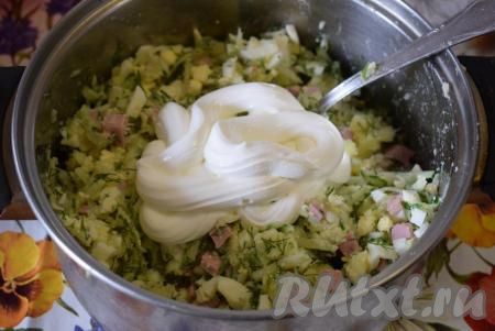 Посолить и добавить сметану.