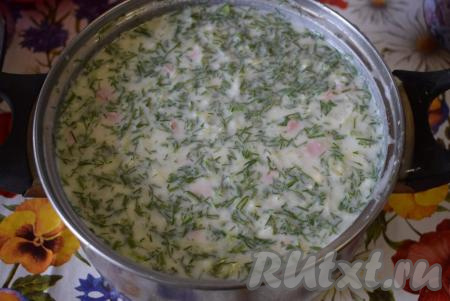 Охладить окрошку в холодильнике не менее 1 часа.