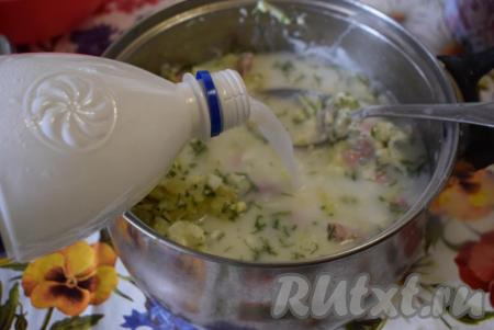 Влить тан и хорошо перемешать окрошку.