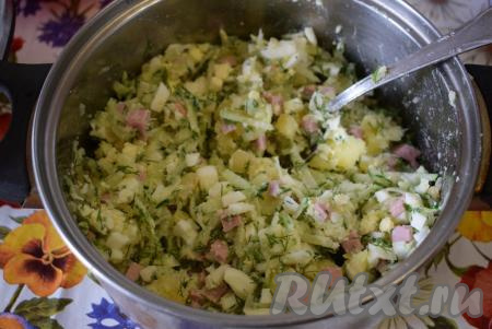 В кастрюле соединить картофель, яйца, колбасу, лук, огурцы и укроп, перемешать.