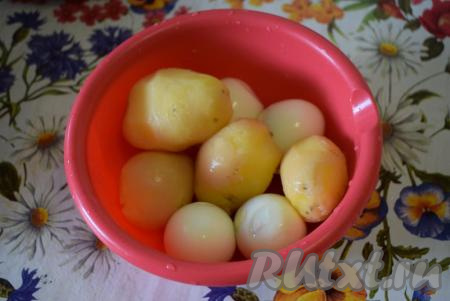 Охладить и очистить картошку и яйца.