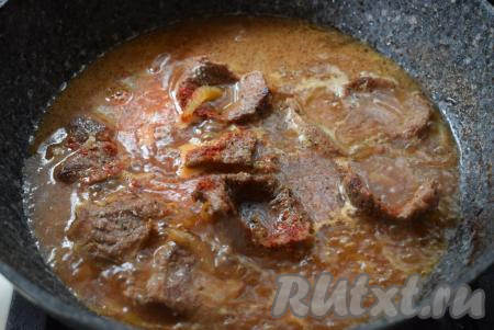 Затем наливаем воды столько, чтобы она покрыла всё мясо, солим по вкусу.