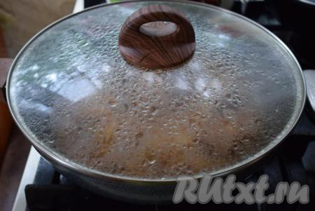 Накрываем крышкой, доводим до кипения, уменьшаем огонь до минимального и тушим говядину до готовности (до мягкости), периодически открывая крышку и при необходимости доливая воду. Мясо будет готово, примерно, через 1,5 часа тушения. Если у вас телятина, то время приготовления может сократиться до 50 минут.