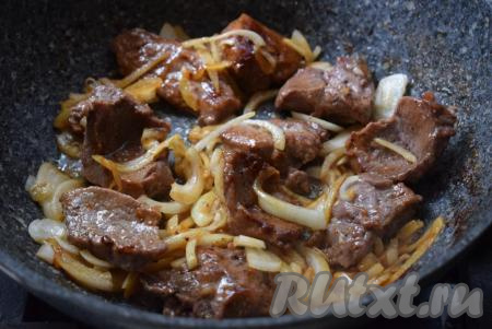 Когда жидкость выпарится и мясо перестанет пениться, снимаем со сковороды крышку и добавляем к говядине очищенный и тонко нашинкованный лук.