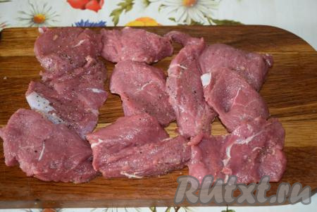 Солим и перчим мясо, даем пропитаться в течение минут 10.