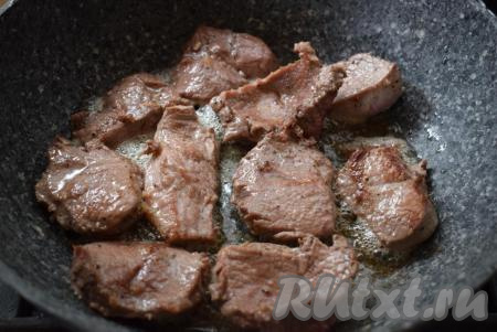 Затем переворачиваем кусочки и подрумяниваем их еще 8 минут