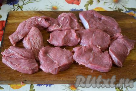 Нарезаем говядину на порционные кусочки-медальончики размером, примерно, 4 на 7 см.