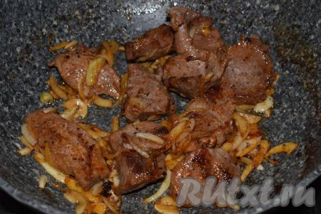 Обжариваем мясо с луком на среднем огне без крышки до подрумянивания лука, периодически помешивая (чтобы лук равномерно обжарился и не подгорел), добавляем специи и паприку.