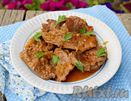 Вкуснейшую говядину, приготовленную с луком на сковороде, подаем с любым гарниром, поливая его образовавшейся во время тушения подливкой.