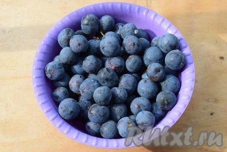 Для замораживания нам понадобятся крепкие сливы (без следов порчи и вмятин).