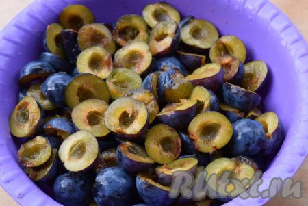 Перебираем сливы, промываем их под холодной проточной водой. Удаляем косточки из слив, разрезая их на половинки.