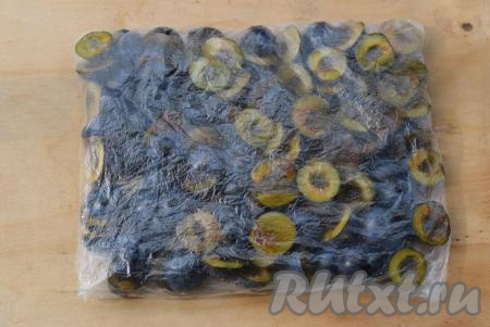 Подготовленные половинки слив выкладываем в пакеты тонким слоем.