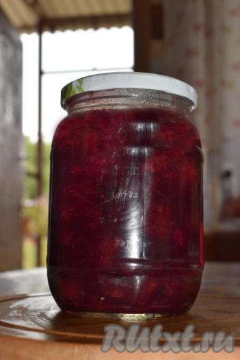 Закрываем прокипяченной крышкой, переворачиваем, заворачиваем в одеяло до полного остывания.