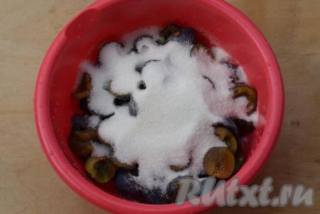 Засыпаем половинки слив сахаром и оставляем на пару часов, чтобы плоды пустили сок.