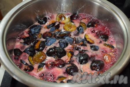 После закипания уменьшаем огонь и варим около 5 минут. Я не снимаю пену с варенья в процессе варки.