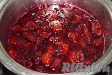 Затем снова ставим на средний огонь, доводим до кипения, уменьшаем огонь и варим 5 минут. Снимаем с огня и даём постоять 3-4 часа