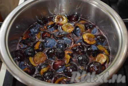 Перекладываем сливу в сахаре вместе с соком, который она выделила, в толстостенную кастрюлю (или другую ёмкость, предназначенную для приготовления варенья), отправляем на средний огонь и доводим до кипения.