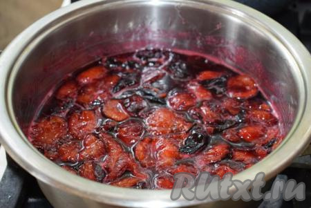 Выключаем сливовое варенье, снимаем пенку и даем настояться около 3-4 часов.