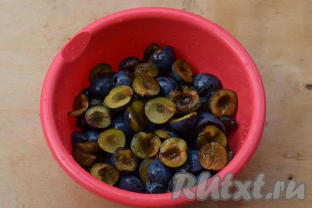 Сливы перебираем, оставляя только целые, плотные плоды. Сливы моем и, разделив на половинки, удаляем косточки.