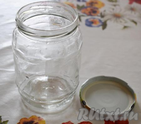 На третий раз доводим сливовое варенье на среднем огне до кипения и раскладываем его в промытую с содой и горячей водой банку.