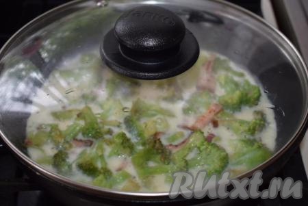 Сковороду с омлетом с брокколи накрываем крышкой и томим на медленном огне около 10 минут.