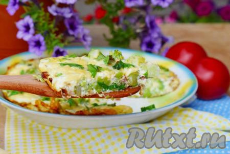 Готовый омлет перекладываем со сковороды&nbsp;на тарелку и посыпаем зеленью петрушки.