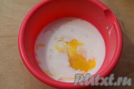 В это время яйца соединяем с молоком и солью.