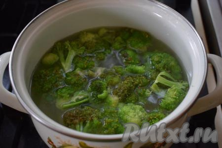 Ставим на огонь кастрюлю с водой и доводим ее до закипания. Воду подсаливаем, опускаем в нее брокколи, доводим до кипения и уменьшаем огонь.