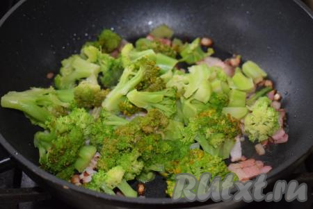 Добавляем в сковороду&nbsp;брокколи и обжариваем все вместе 3-4 минуты на небольшом огне, иногда перемешивая.