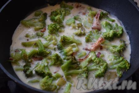 Заливаем&nbsp;яйцами с молоком содержимое сковороды и даем яйцам "схватиться" на небольшом огне.