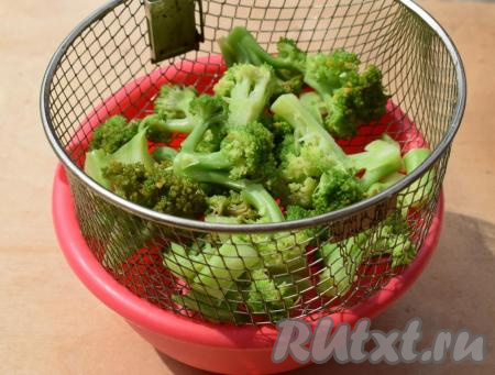 Выкладываем отваренную брокколи в дуршлаг, чтобы стекла лишняя вода.