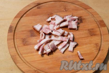 Нарезаем бекон на тонкие полоски.