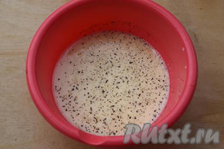 Разбалтываем яйца вилкой и добавляем черный молотый перец.